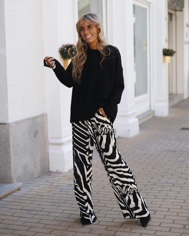 Pants with animal prints (Photo: IG @paulaarguellesg)