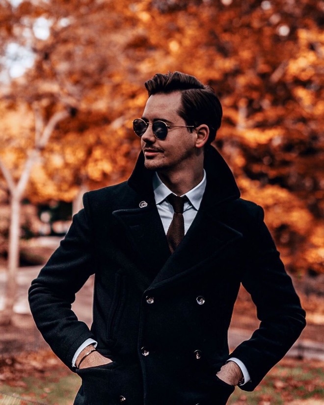 ショートダブルブレストコート（写真：IG @henrikbirkeland）
