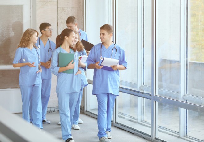 Na področju medicine dela 5 % moških in 23 % žensk, ki skačejo čez plot. 