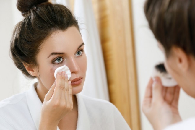 Das tägliche Entfernen der Wimperntusche vor dem Schlafengehen ist ein Muss.