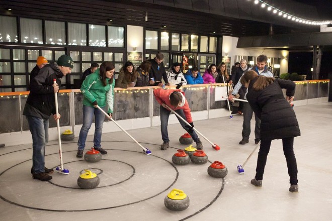 La patinoire offrira également du curling.