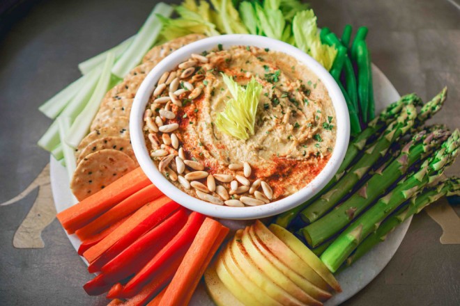Riževi krekerji, zelenjava in humus