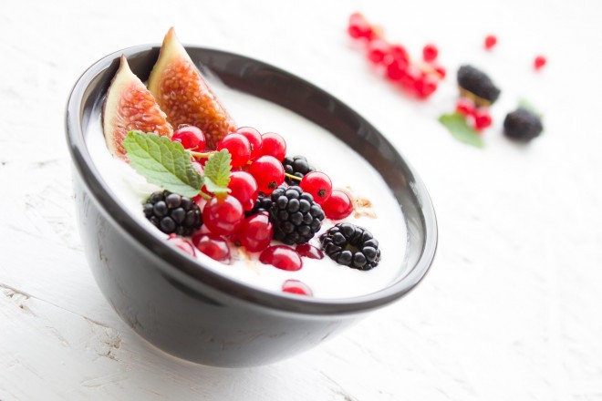 Grški ali sojin jogurt z jagodičevjem