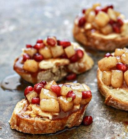 Crostini met peer en granaatappel