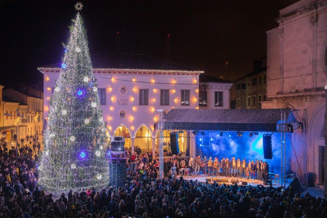 Novo leto 2020 lahko pričakate tudi na praznično okrašenih ulicah Kopra. (Foto: FB Visit Koper)