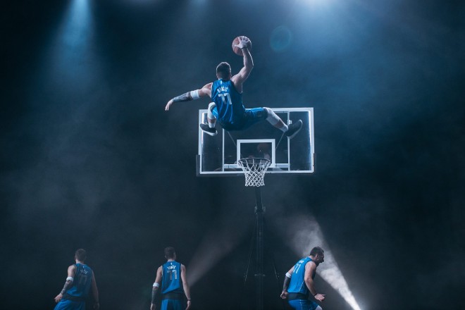 Myös maailmankuulut Dunking Devils -akrobaatit liittyivät innokkaasti mukaan projektiin.