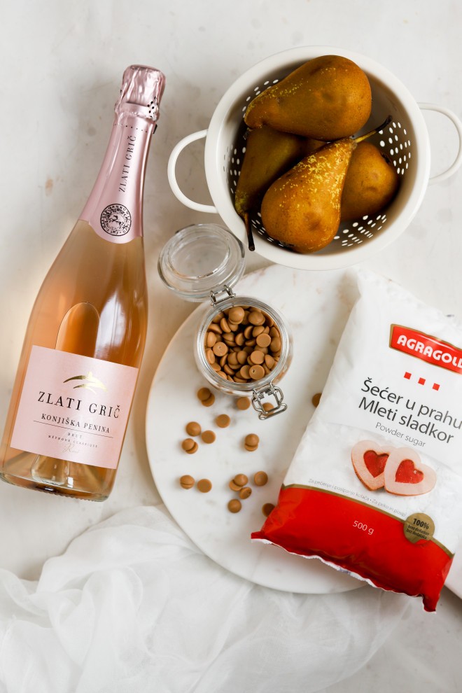 Nina Kastelic har fanget bobler av musserende rosévin fra Zlati grič vinkjeller i den syndige gyldne kaken.