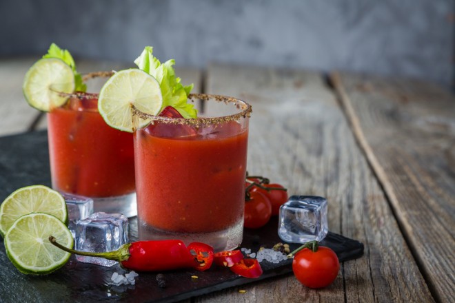 Beba uma Virgem Maria (ou seja, uma Bloody Mary sem vodca).