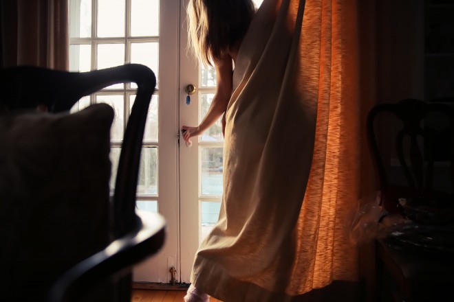Keep the front door and bedroom door open easily.