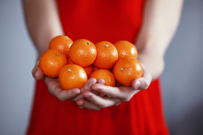 Geldzauber mit einer Schale Orangen