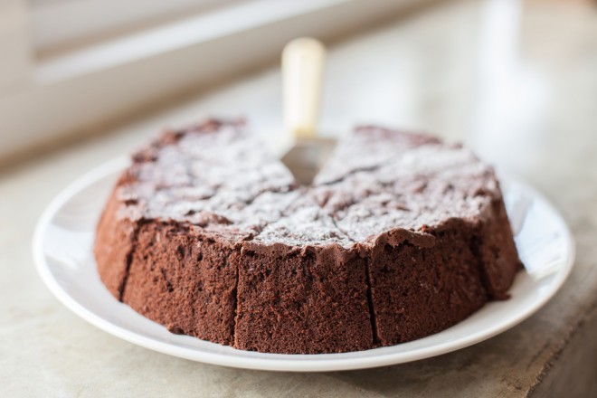 Schokoladenkuchen mit Gin kann mit Kakao oder Puderzucker bestreut werden. 