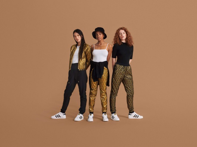 In de loop van de tijd heeft de adidas Superstar-sneaker de status van een echt cultureel icoon verdiend, en in de 50 jaar waarin hij het spel heeft veranderd, is hij oppermachtig gestegen tot het toppunt van urban fashion.