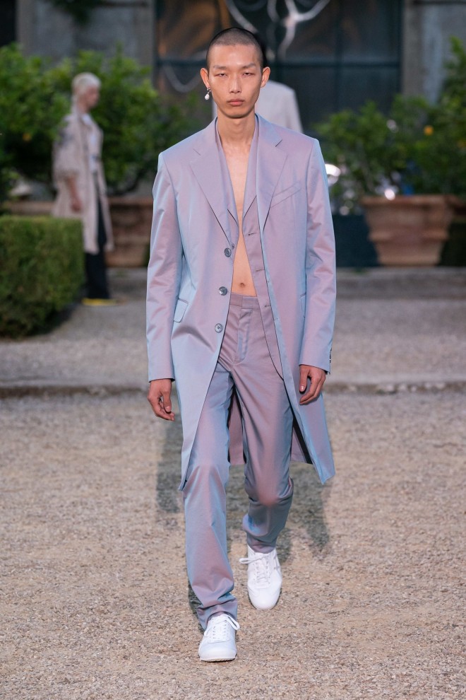 Resen, a čuten saten bo to pomlad dobra odločitev. (Givenchy)