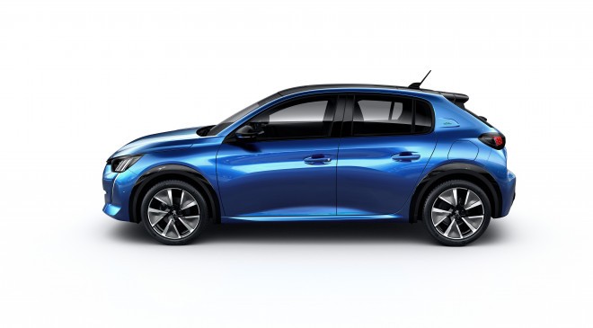L'immagine mostra la nuova Peugeot e-208.