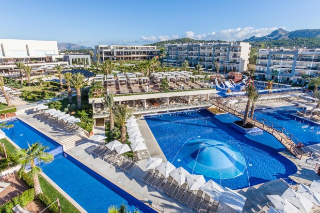 Zafiro Palace Alcudia v centru Mallorky je skvělou volbou pro rodiny. 