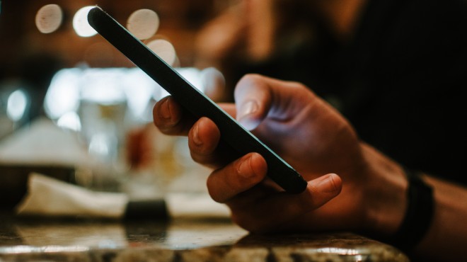 Písanie textových správ často vedie ku koncu vzťahu. Hovorte.