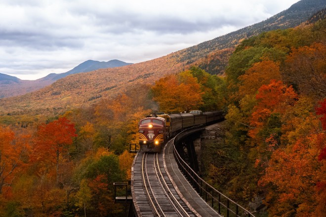 Viajar de trem é sustentável e mágico. 