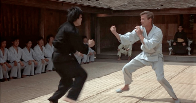 Roger Moore kot James Bond v filmu The Man with the Golden Gun.