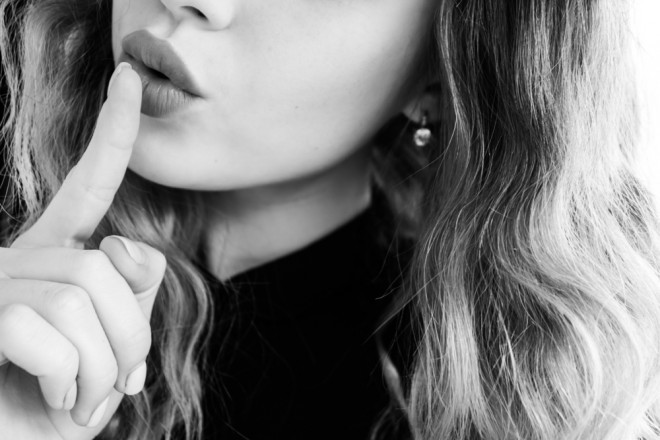 Cuando una mujer se encierra en el mundo del silencio, puede significar que ya ha tenido suficiente de todo.