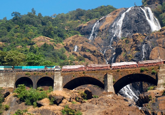 تعبر Mondovi Express ما يصل إلى 2000 جسر على طريقها. 