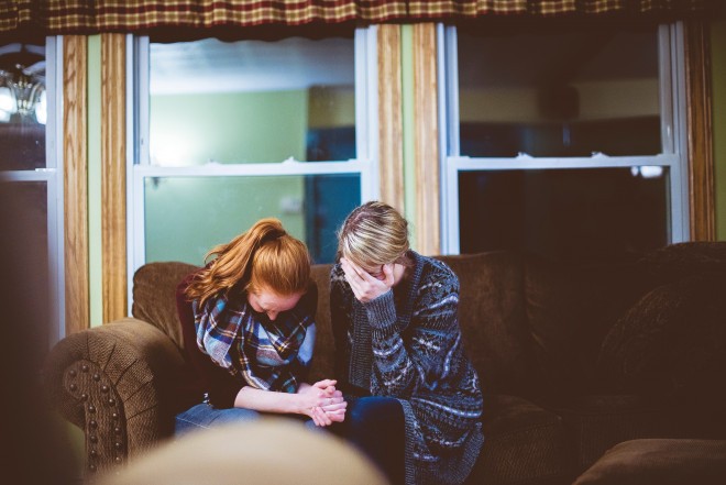 Eine empathische Person hat ein erhöhtes Bewusstsein für die Emotionen anderer Menschen, sie fühlt nicht nur ihren eigenen Schmerz und ihre Traurigkeit, sondern auch den Schmerz und die Traurigkeit anderer. 