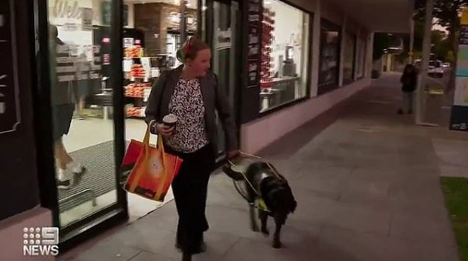 Blinde shoppere stjal toalettpapir fra vognen... 