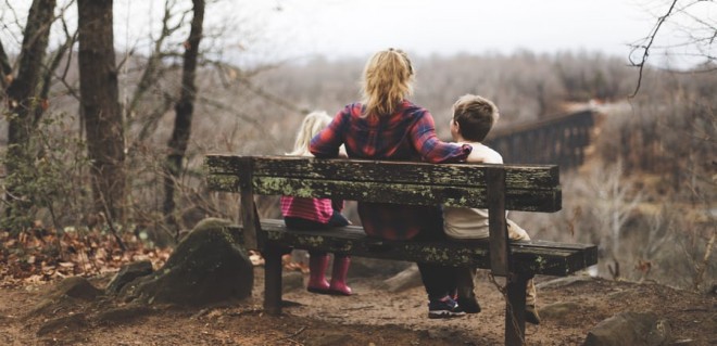 Des conversations honnêtes avec les enfants sur leurs peurs et leur bien-être sont importantes.
