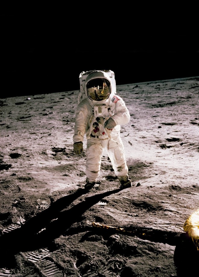 Apollo 11 była pierwszą załogową misją kosmiczną, która wylądowała na Księżycu. 