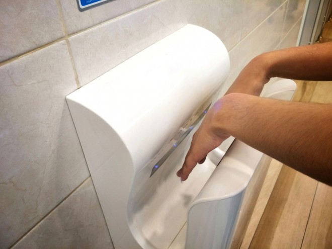 Handtorkar är inte effektiva för att döda coronaviruset.