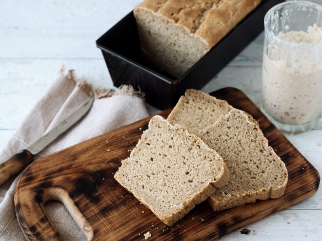 Brot aus hausgemachter Hefe backen.