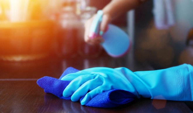 Nettoyez et lavez soigneusement les objets que vous avez touchés !