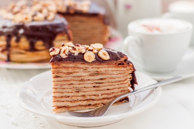 Torta iz palačink z Nutello, rumom in lešniki je pravi recept za ta vikend!