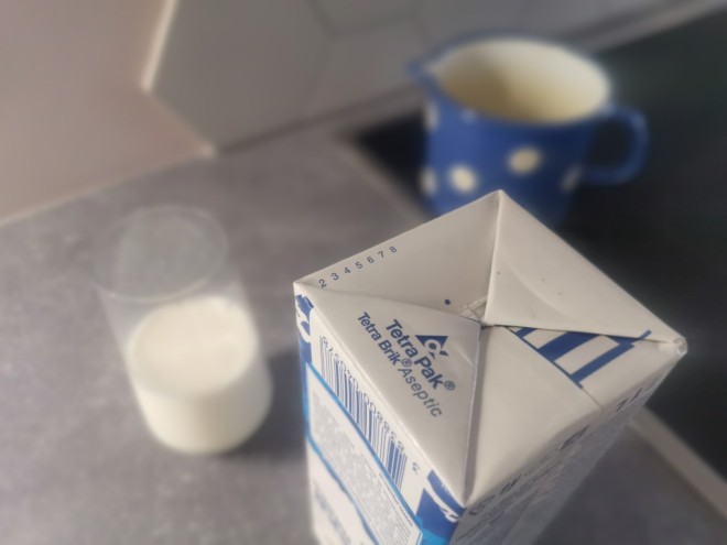 Tallene på bunnen av pappemballasjen indikerer produksjonslinjen til emballasjen.