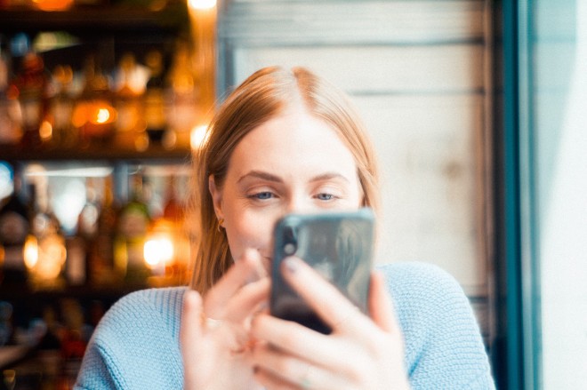 Zaproś znajomych na wirtualne „happy hours”. 