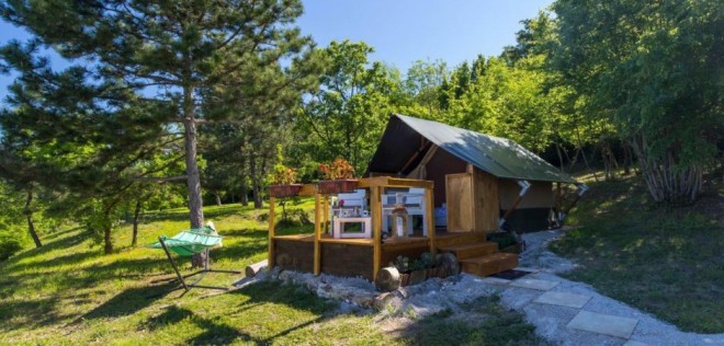 Camp Romantik glamping (Photo: Booking.com)