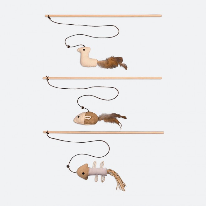 Brinquedos de gato em uma vara de madeira 
