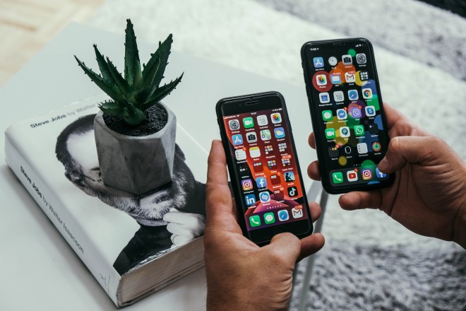 iPhone SE vs. iPhone XR. Ten lze na Amazonu pořídit již za 531 eur (bez DPH).