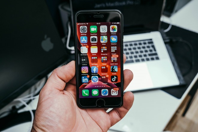 Obrazovka je nejslabším místem modelu iPhone SE. Ale mnozí si toho ani nevšimnou! 
