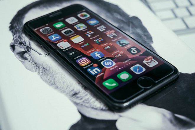 Velikost telefonu je zajímavá a se 4,7palcovou obrazovkou patří na dnešní poměry do kategorie mikro telefonů. 