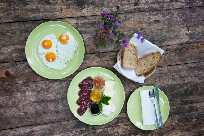 La colazione su ordinazione vi aspetta al Forest Camping Mozirje. (Foto: Booking.com)
