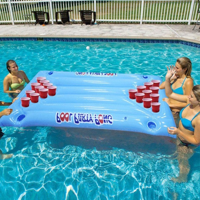 Un gioco di Beer Pong sull'acqua