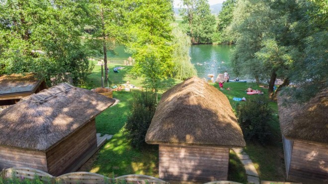 Casas celtas en Camp Podzemelj (Foto: Booking.com)