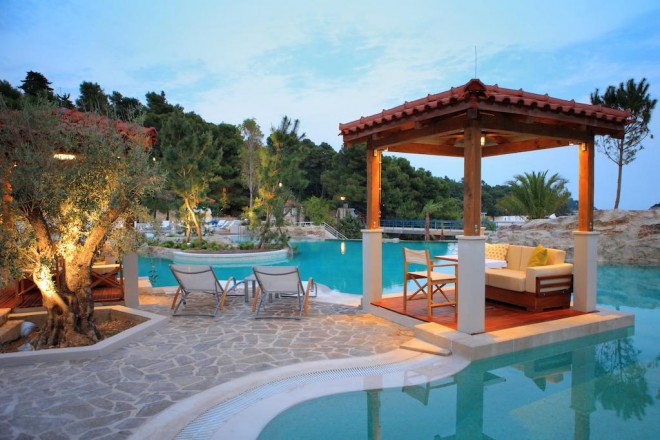 Bazen v hotelu Amfora Grand Beach Resort na Hvaru (Foto: Booking.com)