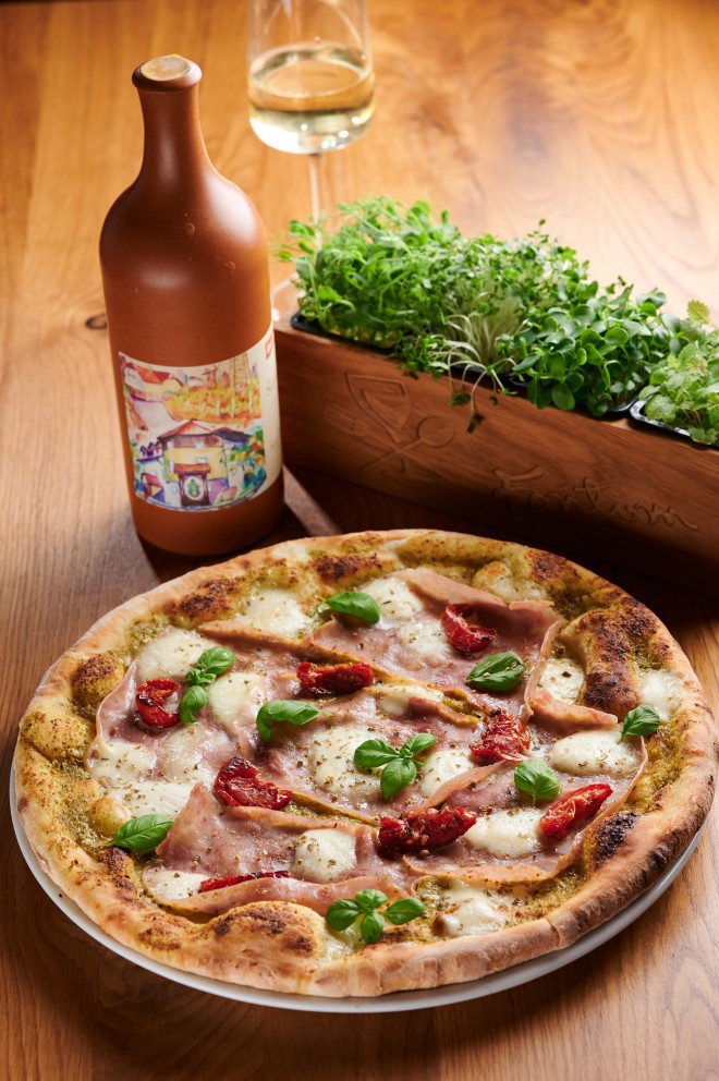 Pizza fra Fantom pizzeria i Hiša Ančka