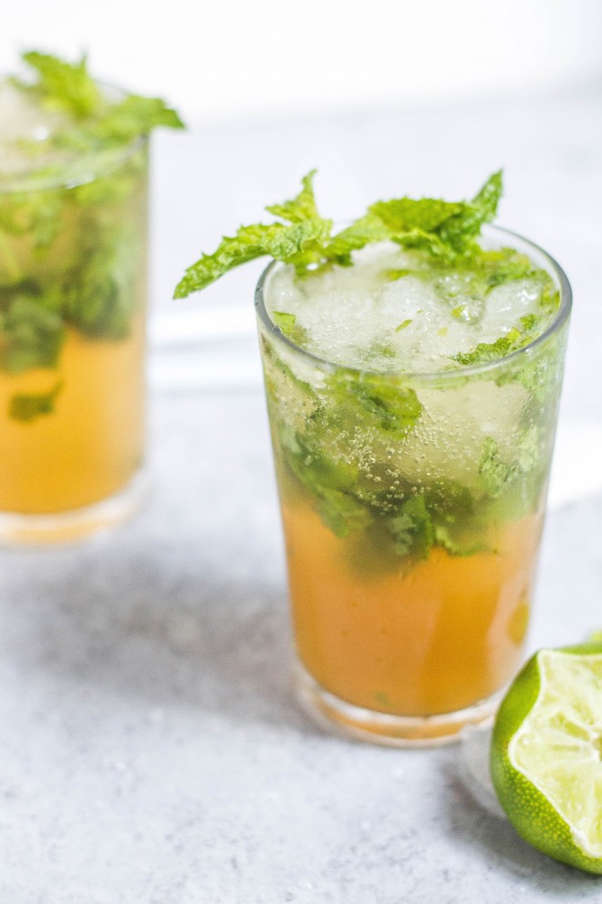 Un cóctel refrescante con melón y ginebra.