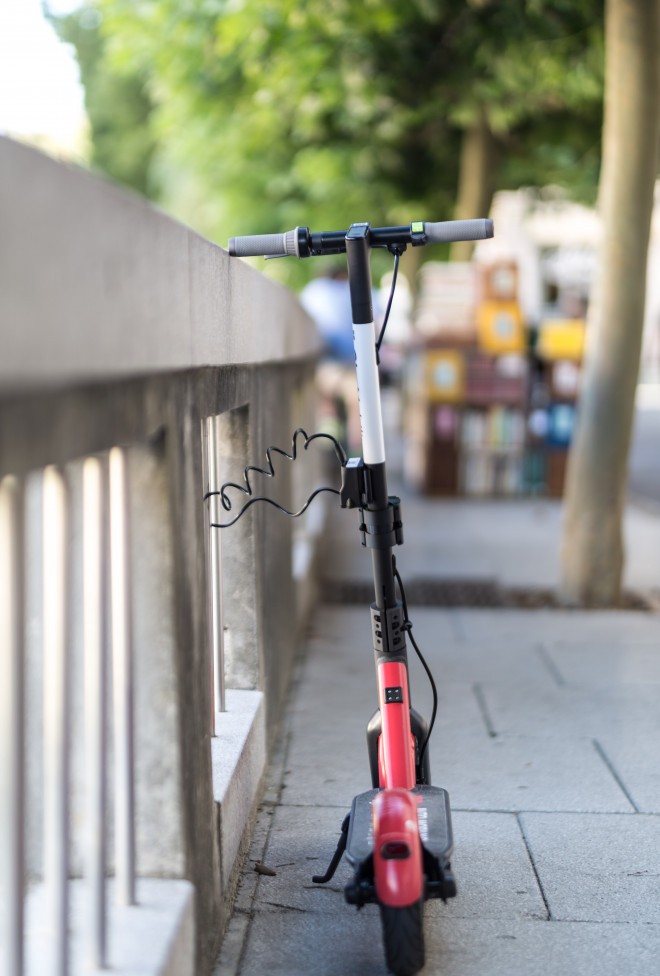 Po uporabi se e-skiro zaklene na mestu, kjer se uporaba skiroja zaključi. (Foto: GiroMobility)