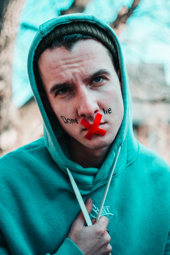 Ein Empath weiß, wenn jemand lügt.