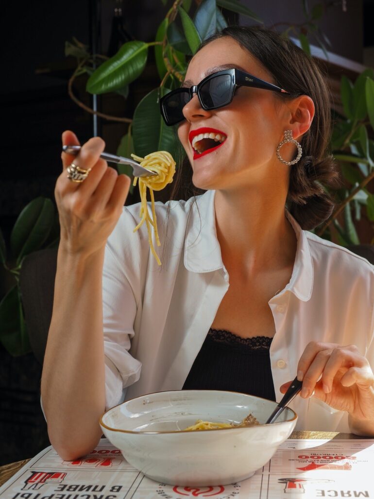 Perché fa bene mangiare da soli