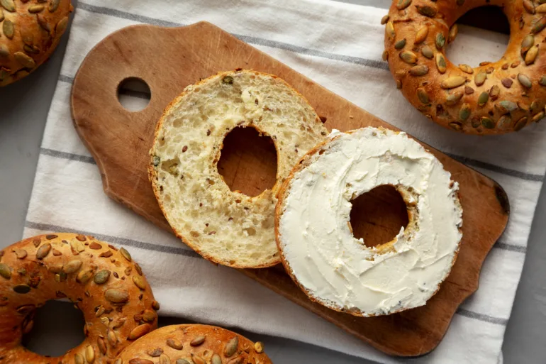 proteiinibagelit raejuustolla
