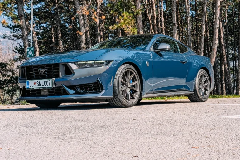 Test Ford Mustang Dark Horse